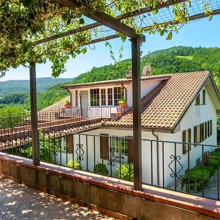 Glicine Con Piscina E Camino Ad Apecchio, Marche *