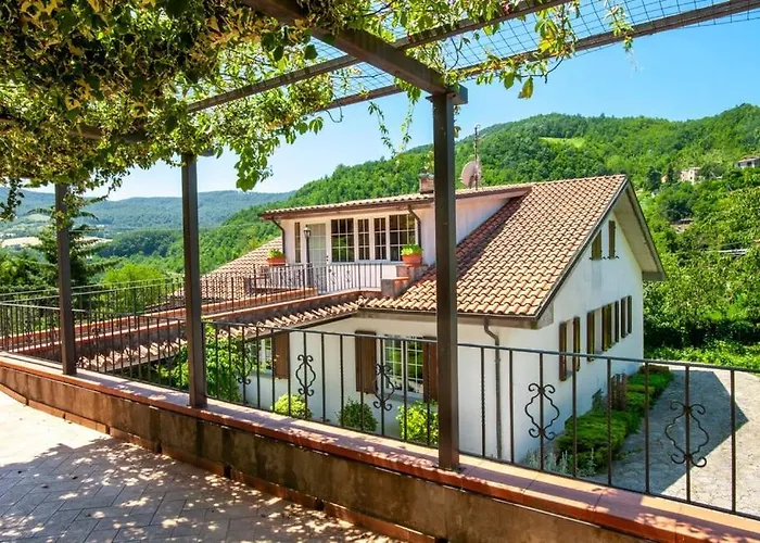 Glicine Con Piscina E Camino Ad Apecchio, Marche *